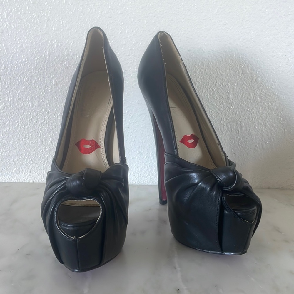 Black high pumps with pink sole
